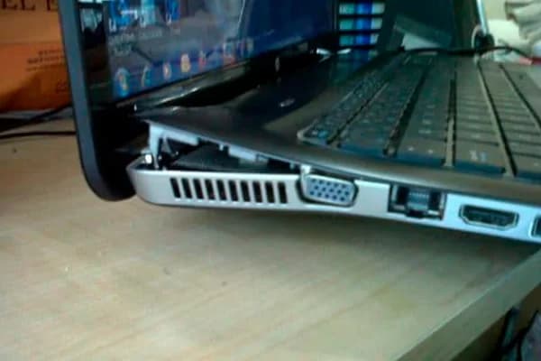 Reparo de Carcaça Inferior e Dobradiças de Notebook